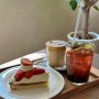 [샤로수길 카페] 위베이브베이크 l 유럽 감성 카페에서 먹는 디저트와 커피
