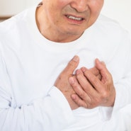 협심증 증상 및 심근경색 전조증상(왼쪽 가슴 통증, 심장 흉통 원인 질환)