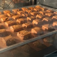 스메그 오븐으로 구운 홈베이킹 모음3 (라즈베리 크럼블 쿠키, 흑임자 마들렌, 헤이즐넛 사브레)