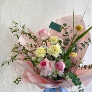 아내에게 선물하는 핑크&옐로우컬러의 사랑스러운 꽃다발 디자인꽃다발이 예쁜 라비엔로즈, 광교꽃집