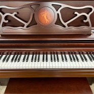 고급스러운 브라운 색상의 영창 콘솔 피아노 C-116