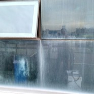 습기 찬 복층유리 창문이 하얗게 변했어요