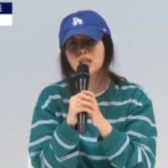 어도어 민희진 모자 옷 스트라이프 티셔츠 기자회견 품절대란 패션 코디