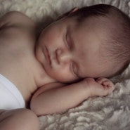 신생아 잠을 안자요, 잠투정 심한 아기 이유는?