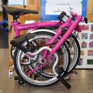 브롬톤 아카이브 에디션 V2 핫 핑크 / 실버 파츠로 더 이쁜 접이식 자전거