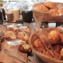 카페: 마포/서교동 맛있는 빵과 함께 즐기는 공간 홍대 베이커리 카페 '오퍼 카페(Offer cafe)'