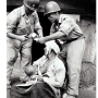 美 종군 사진기자 데이비드 더글라스 던컨(David Douglas Duncan)이 기증한 한국전쟁 당시 사진, 부상 입고도 젖 물리는 엄마…