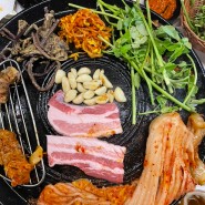[남영동 맛집_솥깨비] 남영동 가성비 돼지고기 맛집_솥뚜경 위에 올린 삼겹살과 미나리의 궁합