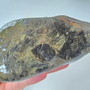 포항에서 발견된 동물 돌화석이라 충격을 받고 있습니다. 다시한번 역암들을 다시 살펴보면서 너무나 이쁜 돌화석이라 보석가치와 예술적 가치가 높다는 것을 알게되었습니다. 광협