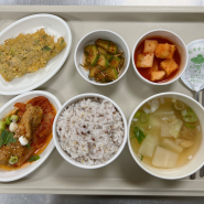 잡곡밥, 북어채계란국, 등갈비김치찜, 부산계란만두, 오이달래무침, 김치