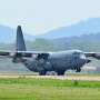 수원기지공개행사에서 탑승체험 행사 지원 C-130H-30과 MC-130K
