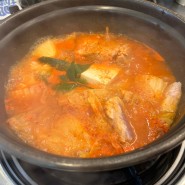 [매봉 점심] 고기가 두툼한 봉시김치찌개 후기
