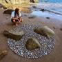 돌과 모래로 만든 예술 작품.
