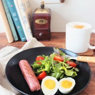 비건식탁 vegan계란과 소세지 채소샐러드 한접시 의 아침식사