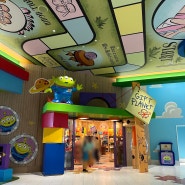 일본 도쿄 디즈니랜드 토이스토리호텔 로비 1층 기프트샵에서 굿즈 사기 toystory hotel gift planet