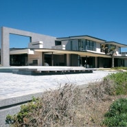 멋진 해변과 직선의 미학이 만났다-남아공 해변가 주택 인테리어, 건축- Melkbos