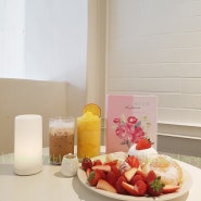 홍대 카페 추천 베리블리스에서의 딸기밭 팬케이크