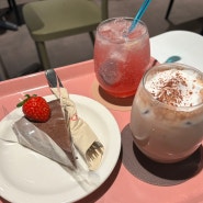 딸기 디저트맛집으로 유명한 홍대 카페 피오니