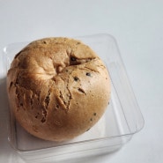gs25 참깨크림빵 커스터드크림 리뷰. 가격 3000원 칼로리 221킬로칼로리, 홍대 치키차카초코 디저트카페에서 인기가 좋다는 카스타드 크림빵이니만큼 나름 맛있었습니다.