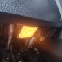 [카템] 운전석 노란색 풋등을 LED 전등으로 교체하기(T10 전등)