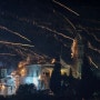 난자를 찾아가는 정자들 같아 (그리스 정교회의 부활절을 축하하는 수제 로켓들이 하늘을 날아가고 있다 : Vrontados, Greece)