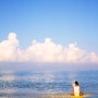 몰디브 바닷가 해변에서 휴식중인 여성