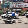 베트남 호치민시 고가도로에 있던 전등기둥이 도로 추락 오토바이 운전자를 덮침.