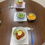 2인 가구 집밥일기(토마토오이샐러드, 새우토마토파스타, 겉절이양념, 또띠아버거, 고양이식빵, 두릅튀김)