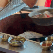 강남에서 즐기는 캠핑 바베큐 감성 삼겹살 맛집 '빨간의자집'