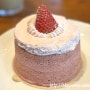 스타벅스｜딸기 크림 쉬폰 케이크 - 퐁신퐁신 쉬폰과 딸기우유크림이 함께하는 5월 한정 신상 케이크