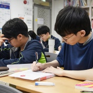 어버이날 편지 작성하는 학생들의 모습