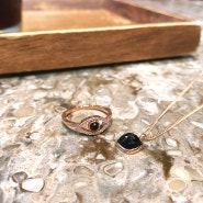 행운의 상징이자 시크함의 대명사, 블랙 오닉스가 세팅된 Evil Eye 반지 - 얼리버드 15% 할인