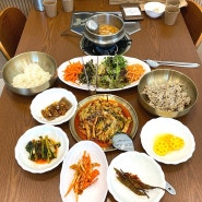 아산 봄이보리밥 / 건강 가득 야채 보리 비빔밥에 오징어볶음을 곁들인 한상
