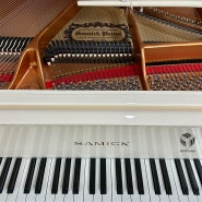 그랜드 피아노 | 삼익 신품 NSG-150 아이보리 색상으로 전시 중입니다