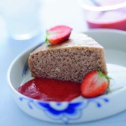 통밀 딸기 케이크와 딸기 소스