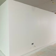 모던 거실 변신: 던에드워드 익스퀴짓 페인트 시공으로 완성하는 무몰딩 경기도 아파트 프로젝트