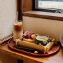 [망원동 카페] 정갈한 디저트 플레이팅과 비 오는 날 더 분위기 좋은 일본감성 카페, 소설원 망원점