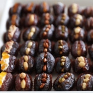 견과 데이츠(Dates w/ candied nuts)