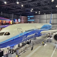 나고야 주부공항 플라이트 오브 드림즈(Flight of Dreams)의 스타벅스와 보잉 787 여객기
