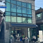 서울 강남 언주역 카페 플 야외테라스에 여유롭게 커피한잔