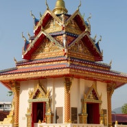 화려한 금빛 동양풍의 패턴디자인 장식을 볼 수 있는 태국 말레이시아 왓 차야 망칼라람 사원