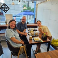 미션매니아카페에서 이침식사하시는 미국여행객 가족