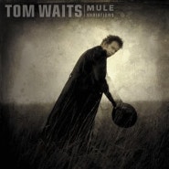 음울한 지역의 지저분한 이면도로에서 맡게 되는 술 냄새와 고독의 냄새, '톰 웨이츠' | Tom Waits - Hold On