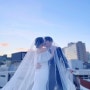 하늘 아래 로맨틱한 웨딩 스냅 촬영을 위한 헤어&메이크업 💙