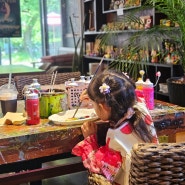 파주 아이랑 카페, 헤이리마을 체험카페 석죽재물고기나무 - 목각인형 색칠하기, 토끼 먹이주기