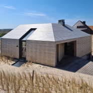 모래 언덕 위에서 위대한 시작을 한 네덜란드 단독주택