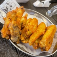 마곡나루 깨끗하게 튀겨진 닭날개를 900원에 먹을 수 있는 술집 “생마차”
