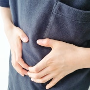 배꼽 주변 통증 및 딱딱 배꼽 주변 누르면 통증 이유는?