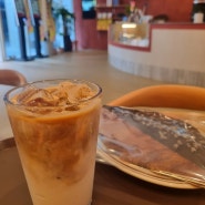 구디카페 드멜로 커피 블루베리라떼의 신선하고 독특한 맛