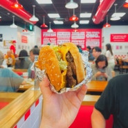 [서울역] 파이브가이즈 : 베이컨 치즈버거, 감자튀김, 쉐이크 I 주말 웨이팅, 맛있는 조합 꿀팁